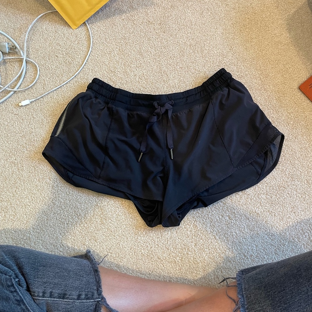 Lululemon Hotty Hot Short 2.5” in women’s size 6